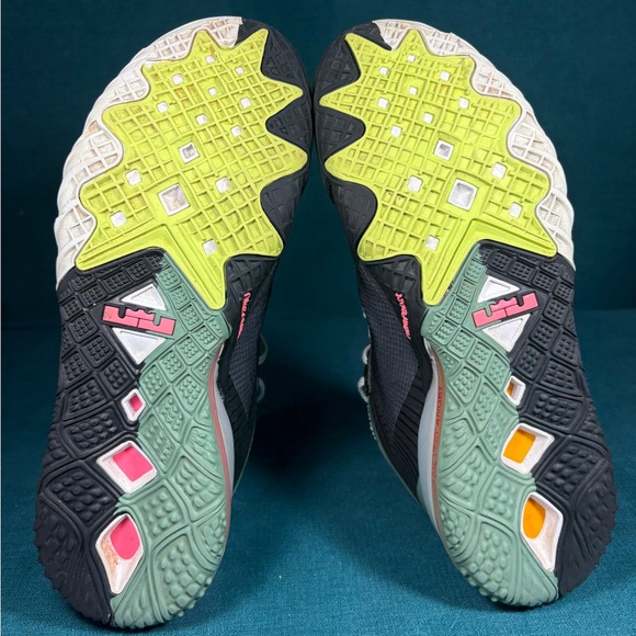 Nike LeBron 18 Low Bugs Vs Marvin Space Jam  Men’s Size 10.5 - Picture 8 of 9